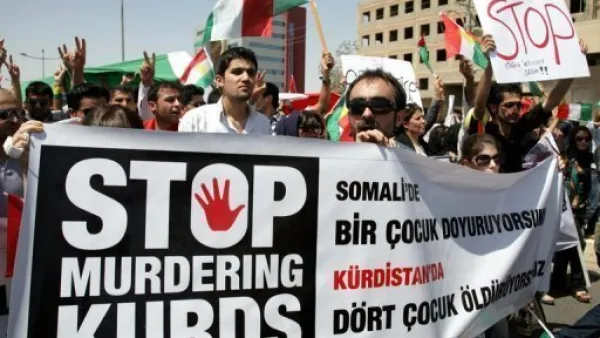 كراد عراقيون يحتجون على القصف التركي للقرى الحدودية امام القنصلية التركية في مدينة اربيل شمال العراق 