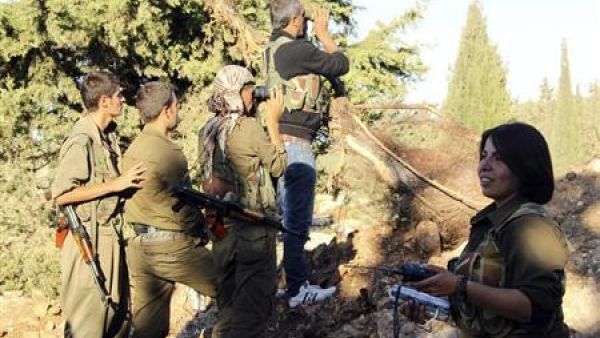 مقاتلون اكراد ببلدة كردية في ريف حلب
