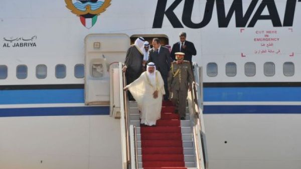 امير الكويت الشيخ صباح الاحمد الجابر مترجلا من طائرته عن وصوله الى الجزائ
