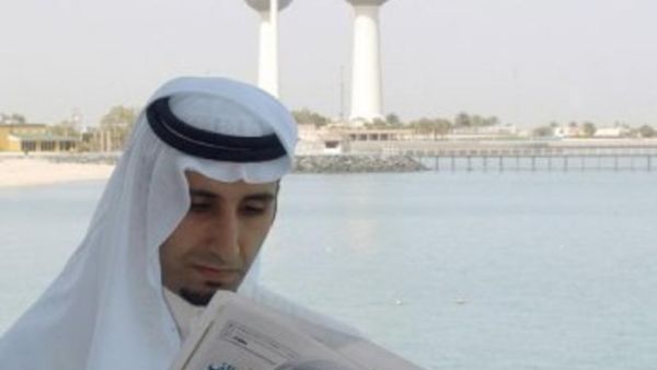 كويتي يطالع صحيفة محلية في الكويت 
