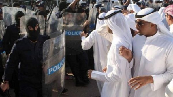 الشرطة الكويتية في مواجهة متظاهرين من المعارضة امام مقر الشرطة شرق العاصمة
