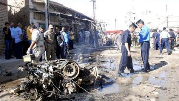 بقايا سيارة بموقع تفجير في الكوت جنوبي بغداد