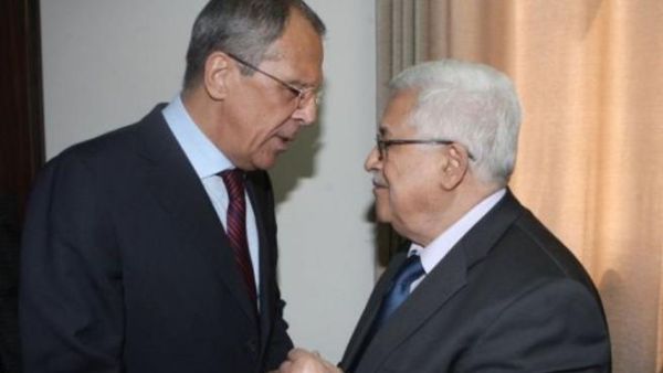عباس مستقبلا وزير الخارجية الروسي سيرغي لافروف في رام الله