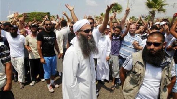 الشيخ احمد الاسير بين انصاره في صيدا بجنوب لبنان
