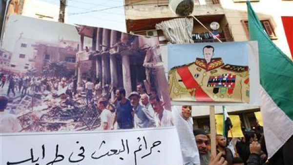 لبنانيون وسوريون يتظاهرون ضد الاسد في مدينة طرابلس بشمال لبنان
