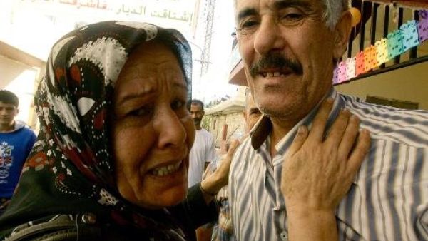 عائلة عباس حمود الذي كان مختطفا في سوريا تستقبله بعد الافراج عنه
