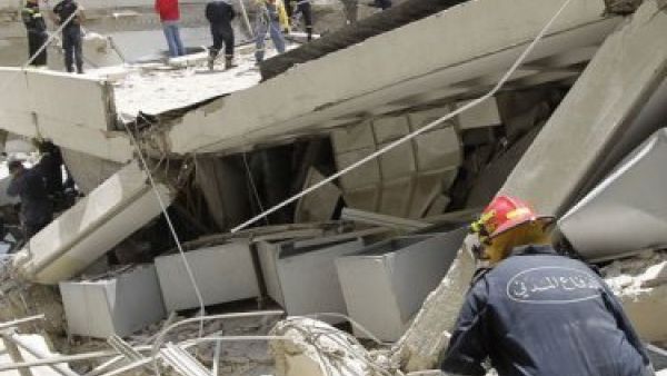 رجال الانقاذ في موقع الكارثة