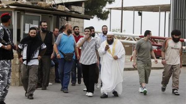 السجناء لدى مغادرتهم السجن في شرق بيروت يوم الثلاثاء
