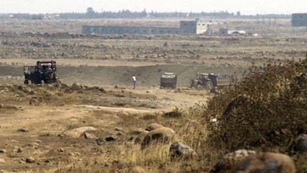 الجيش السوري يقيم ساترا ترابيا في منطقة حدودية مع لبنان
