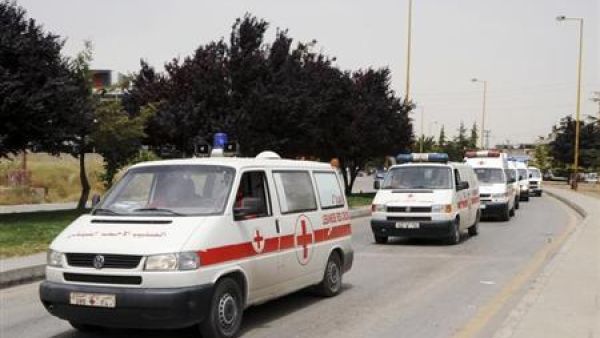 ارشيف/ سيارات إسعاف للصليب الأحمر اللبناني تنقل مصابين من اللاجئين السوريين من بلدة سورية على الحدود الى بلدة لبنانية في سهل البقاع
