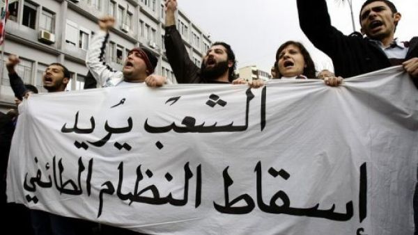 مئات الاشخاص يتظاهرون في بيروت الاحد 27 شباط/فبراير ضد الطائفية

