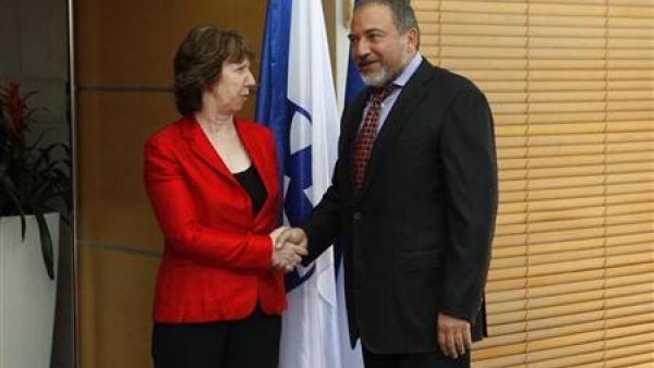 كاثرين اشتون مسؤولة السياسة الخارجية بالاتحاد الاوروبي خلال استقبال وزير الخارجية الاسرائيلي أفيجدور ليبرمان لها في القدس 