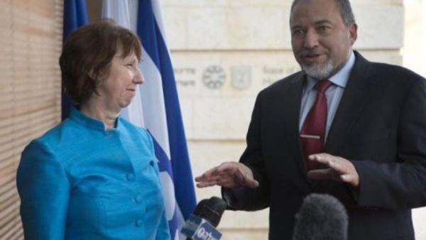 وزير الخارجية الاسرائيلي افيغدور ليبرمان مع وزيرة خارجية الاتحاد الاوروبي كاثرين اشتون