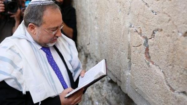 افيغدور ليبرمان يصلي في القدس بعد اصدار حكم بتبرئته من تهم الاحتيال