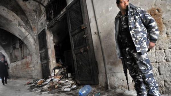 رجل امن امام مكتبة السائح التي تم احراقها في طرابلس
