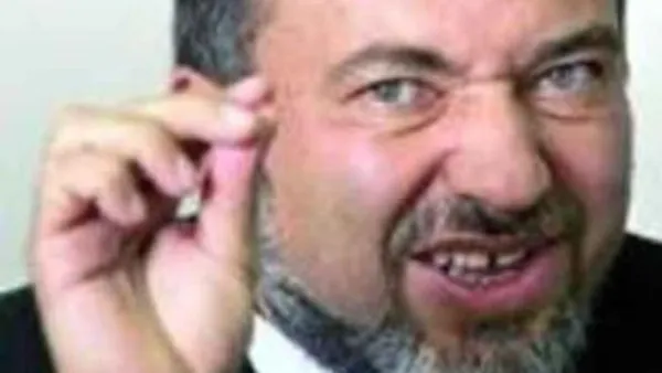 مسؤول الدبلوماسية الاسرائيلية محتال ومرتش