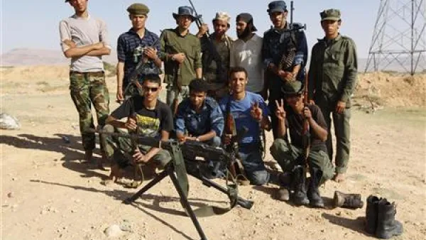 ثوار ليبيون في صورة جماعية التقطت يوم الجمعة 
