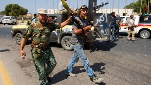 مقاتلون من المجلس الوطني الانتقالي متوجهين الى سرت