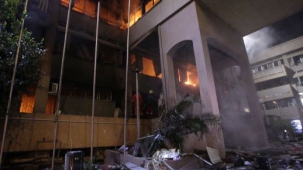 رجال الاطفاء يحاولون اخماد النيران في طرابلس فجر الثلاثاء
