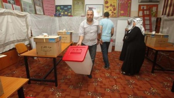 استعدادات جارية في احد مراكز التصويت في بنغازي