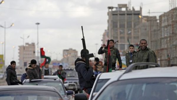 مسلحون ليبيون في احد شوارع بنغازي