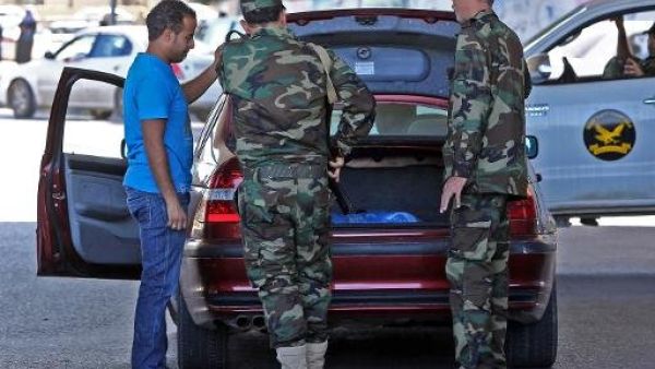 عناصر من الجيش الليبي يفتشون سيارة في طرابلس
