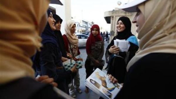 فتيات ليبيات يوزعن دعاية انتخابية في طرابلس 
