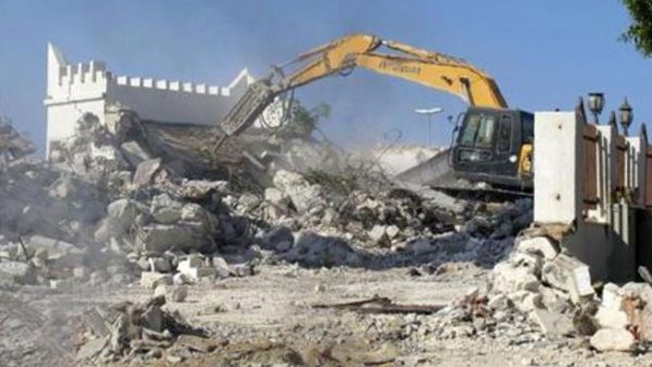 جرافة تهدم مسجدا يضم مقابر صوفيين في وسط العاصمة الليبية طرابلس