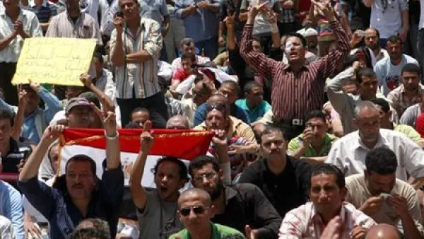 محتجون مصريون في ميدان التحرير بالقاهرة

