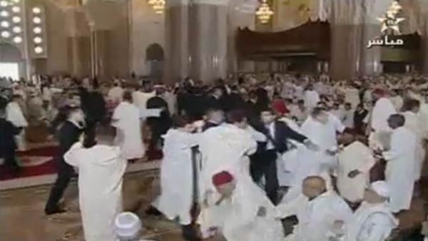 ملك المغرب محمد السادس يتعرض لهجوم في المسجد ملك المغرب محمد السادس يتعرض لهجوم في المسجد