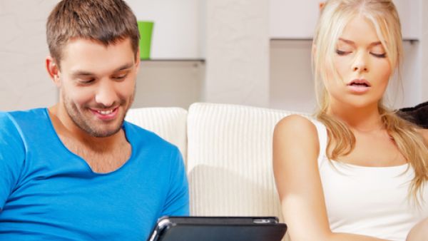 5 تصرفات قد تشعر زوجك بالاختناق ... تجنبيها!