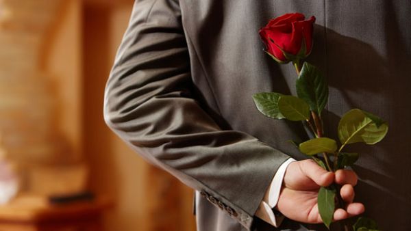 لا يعبر الرجل عن مشاعره إلا في بعض الحالات الاستثنائية، ويحتاج إلى تفهم المرأة بالتأكيد