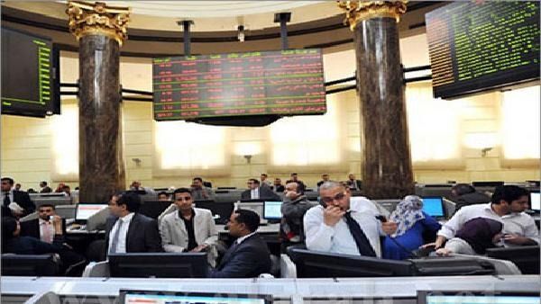 توقع فتحي، نائب رئيس شعبة الأوراق المالية، استمرار أداء السوق في الاتجاه العرضي المائل للهبوط أو الارتفاع 