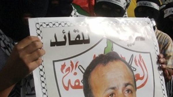 متظاهرون من كتائب شهداء الاقصى يطالبون بالافراج عن مروان البرغوثي