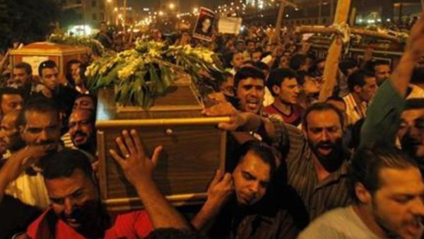 مسيحيون يشيعون جثمان أحد ضحايا أحداث العنف في ماسبيرو 