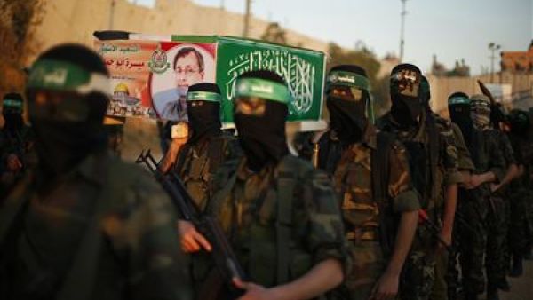 مسلحون من حركة حماس اثناء محاكاة لجنازة ميسرة أبو حمدية في قطاع غزة
