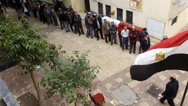 رجال يصطفون داخل مقر انتخابي للادلاء باصواتهم في القاهرة