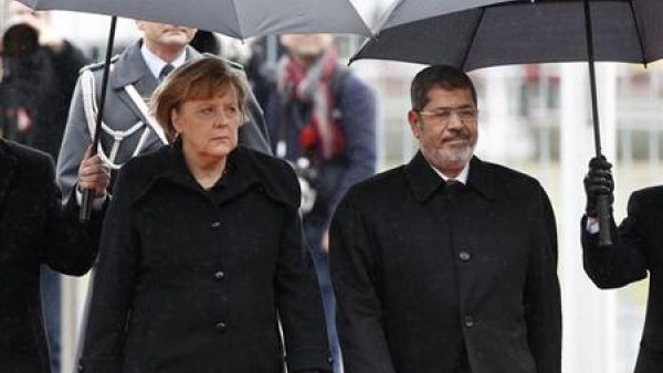 ميركل ومرسي لدى استعراضهما حرس الشرف في برلين
