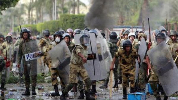 قوات امنية تقذف المتظاهرين بالحجارة بالقرب من وزارة الدفاع يوم الجمعة
