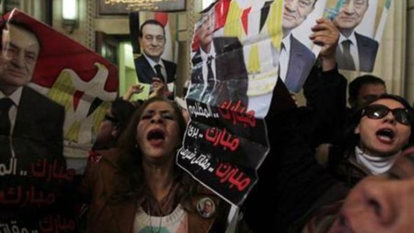 مؤيدون للرئيس المصري السابق حسني مبارك خارج المحكمة في القاهرة
