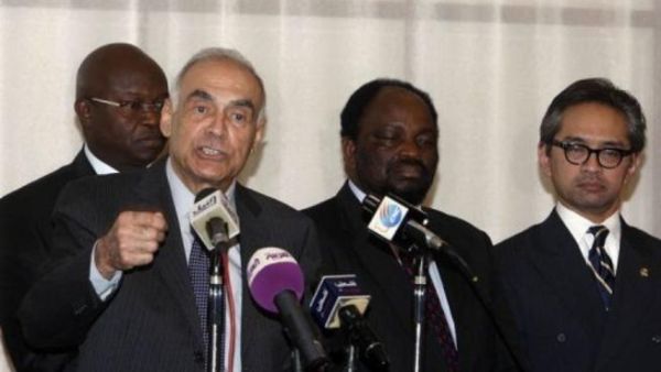 وزير الخارجية المصري محمد كامل عمرو يتحدث الى الصحافيين خلال مؤتمر صحافي في عمان
