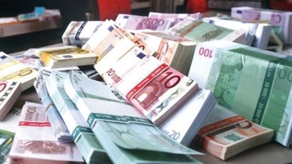 استفادت دول الخليج العربية، وخاصة إمارة دبي بشكل خاص، من موجة هروب الأموال التي تشهدها القارة الأوروبية