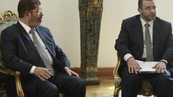 الرئيس المصري محمد مرسي (الى اليسار) يتحدث مع رئيس وزرائه هشام قنديل
