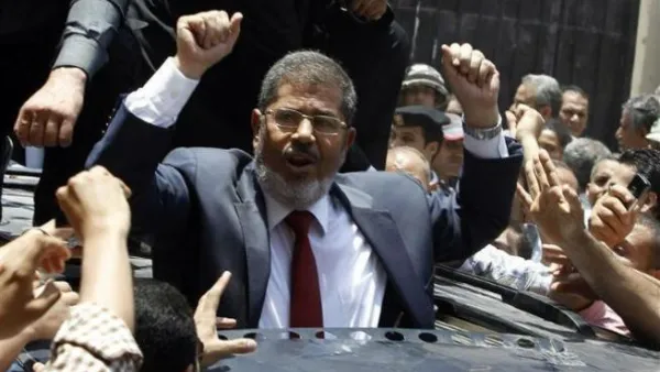 مرسي يتمسك بقراراته