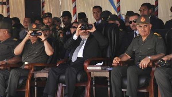 الرئيس المصري محمد مرسي (في المنتصف) ورئيس هيئة الأركان المصرية الفريق صدقي صبحي (الى اليسار) ووزير الدفاع والقائد العام للقوات المسلحة الفريق أول عبد الفتاح السيسي (الى اليمين)
