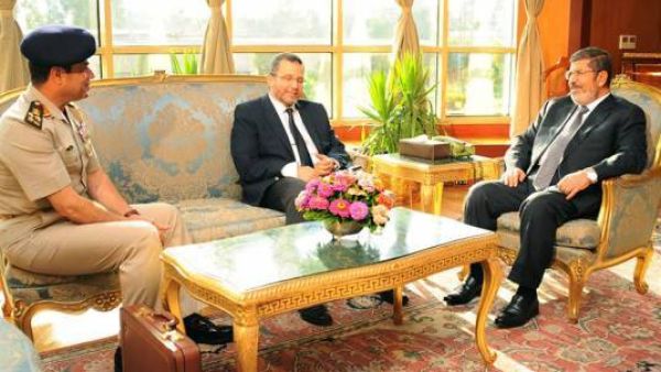 صورة نشرتها الرئاسة للقاء مرسي مع السيسي وقنديل يوم الاثنين