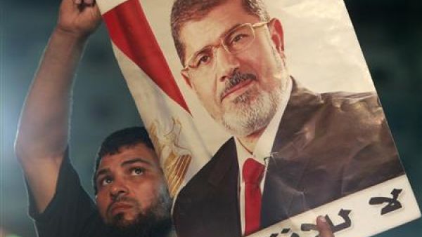 مؤيد للرئيس المصري المعزول محمد مرسي خلال احتجاج في ميدان رابعة العدوية 
