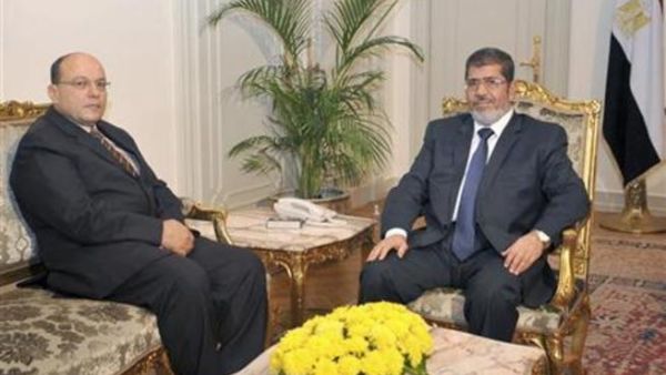 الرئيس المصري محمد مرسي مع النائب العام المستقيل طلعت ابراهيم