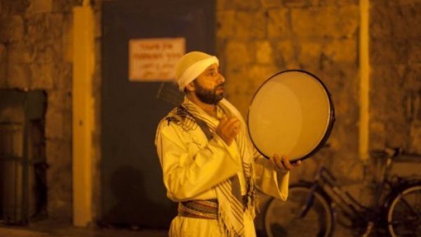 مسحراتي مسيحي كاثوليكي يوقظ المسلمين في عكا