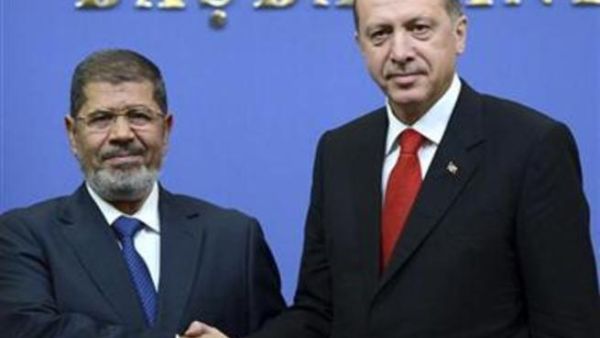 رئيس الوزراء التركي طيب اردوغان يرحب بالرئيس المصري محمد مرسي في انقرة يوم 30 سبتمبر ايلول 2012.
